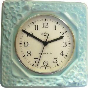 Keramik Küchenuhr "Relief Blumen" hellblau"mit Funkuhr